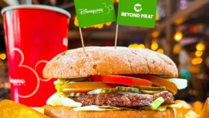 Ein veganer Burger von Beyond Meat im Disneyland Paris