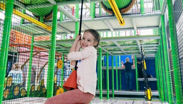 Kind in der Spielhalle "Speelparadijs" im Holland-Park
