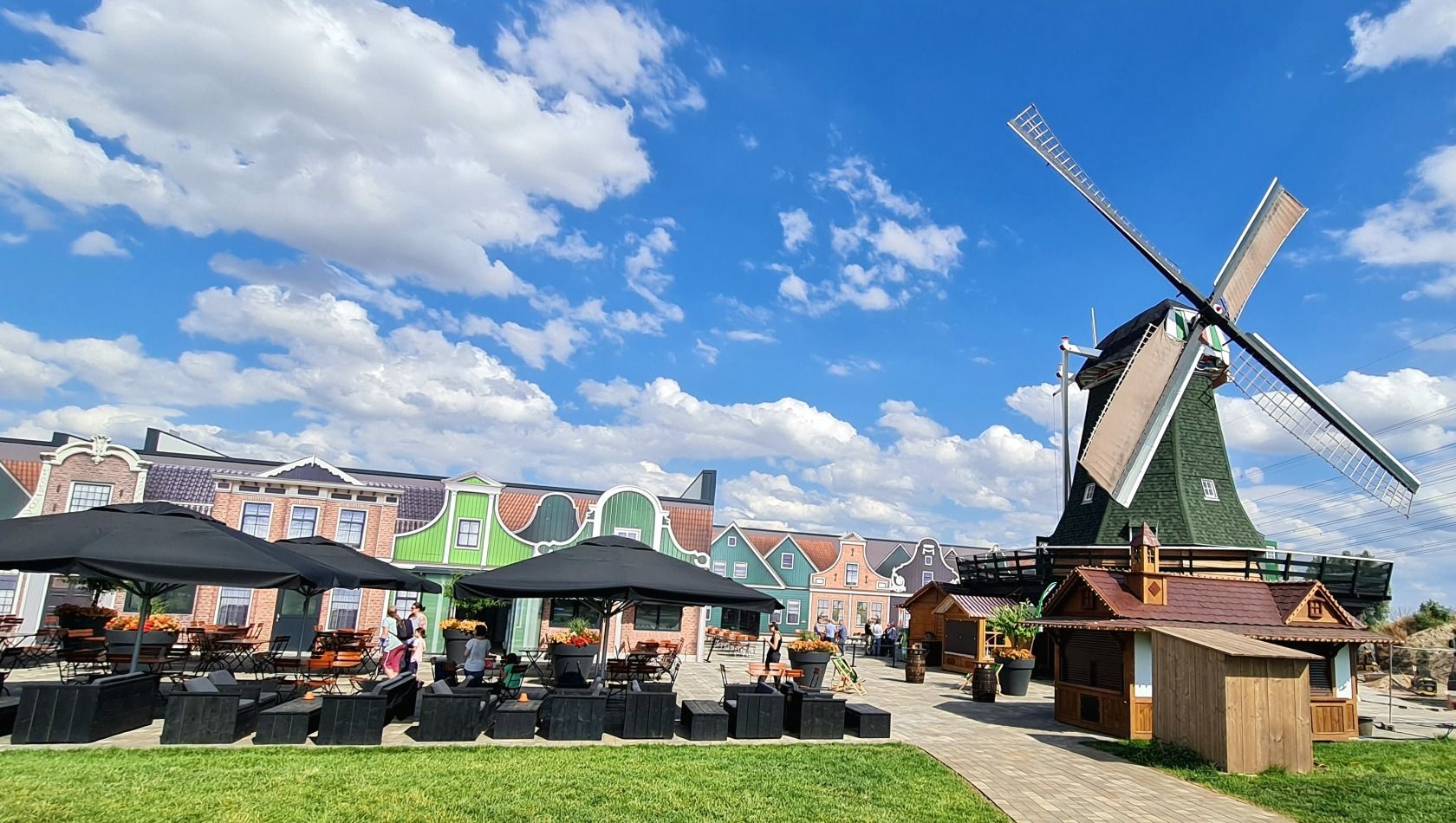 Die Windmühle Wilhelmus samt Molenhuis im Freizeitpark Holland-Park