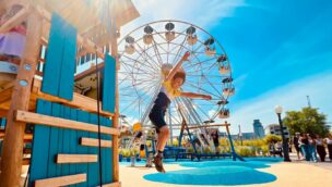 Ein Kind auf dem neuen Spielplatz 2022 am Santa Monica Pier des Movie Park Germany