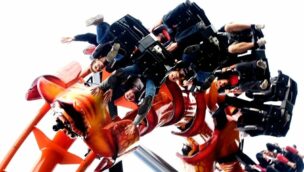 Passagiere während einer Fahrt mit der Hänge-Achterbahn Cobra in Tivoli Friheden