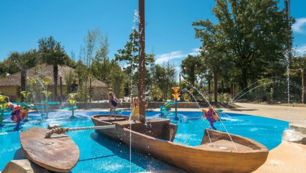 Ein Wasserspielplatz mit einem Boot im Themenbereich "Exotic Island" von Walibi Rhône-Alpes