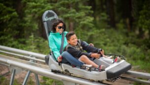 Eine Frau und ein Kind bei einer Fahrt mit einem Alpine Coaster von Wiegand