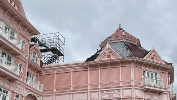 Bauarbeiten am Dach des "Disneyland Hotel" im Disneyland Paris