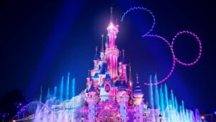 Das Schloss des Disneyland Paris während der Drohnenshow 