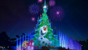 Weihnachten im Disneyland Paris mit einer Projektion von Olaf auf dem Schloss