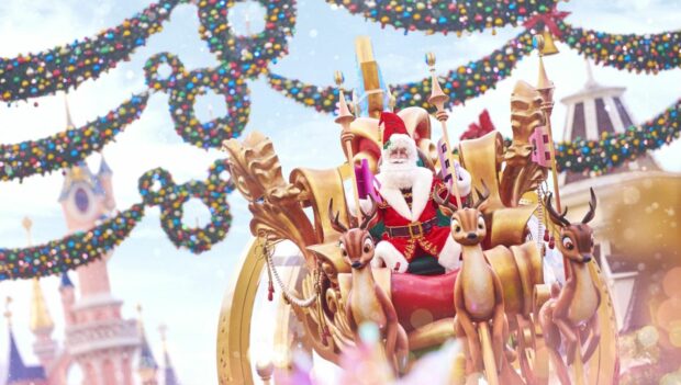 Der Weihnachtsmann bei der Weihnachtsparade im Disneyland Paris