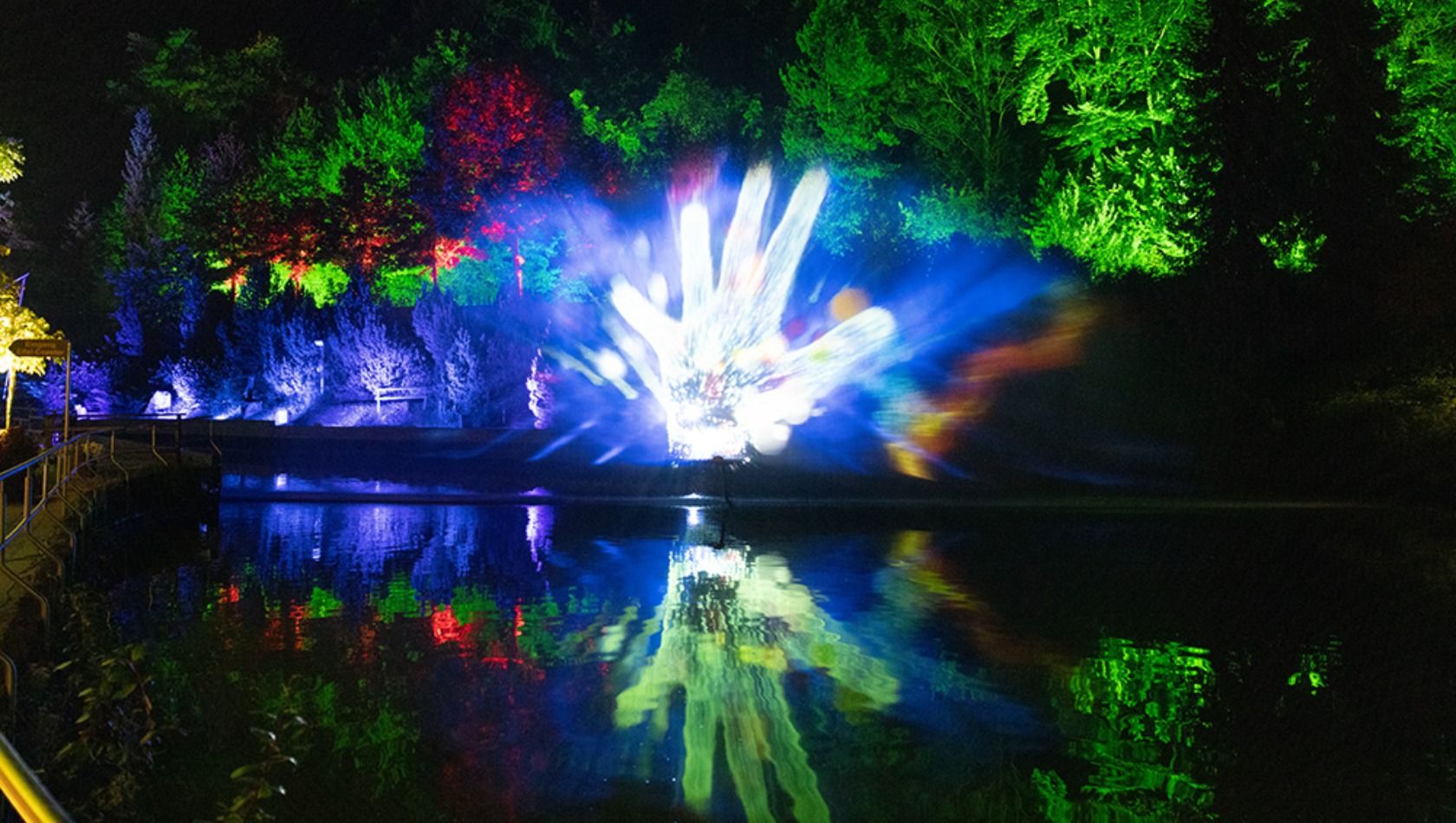 Impression einer leuchtenden Hand vom Eifelpark Leuchten 2021