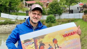 Andreas Sievering, Geschäftsführer des Fort Fun Abenteuerland, mit einem Werbebanner zum neuen Themenbereich