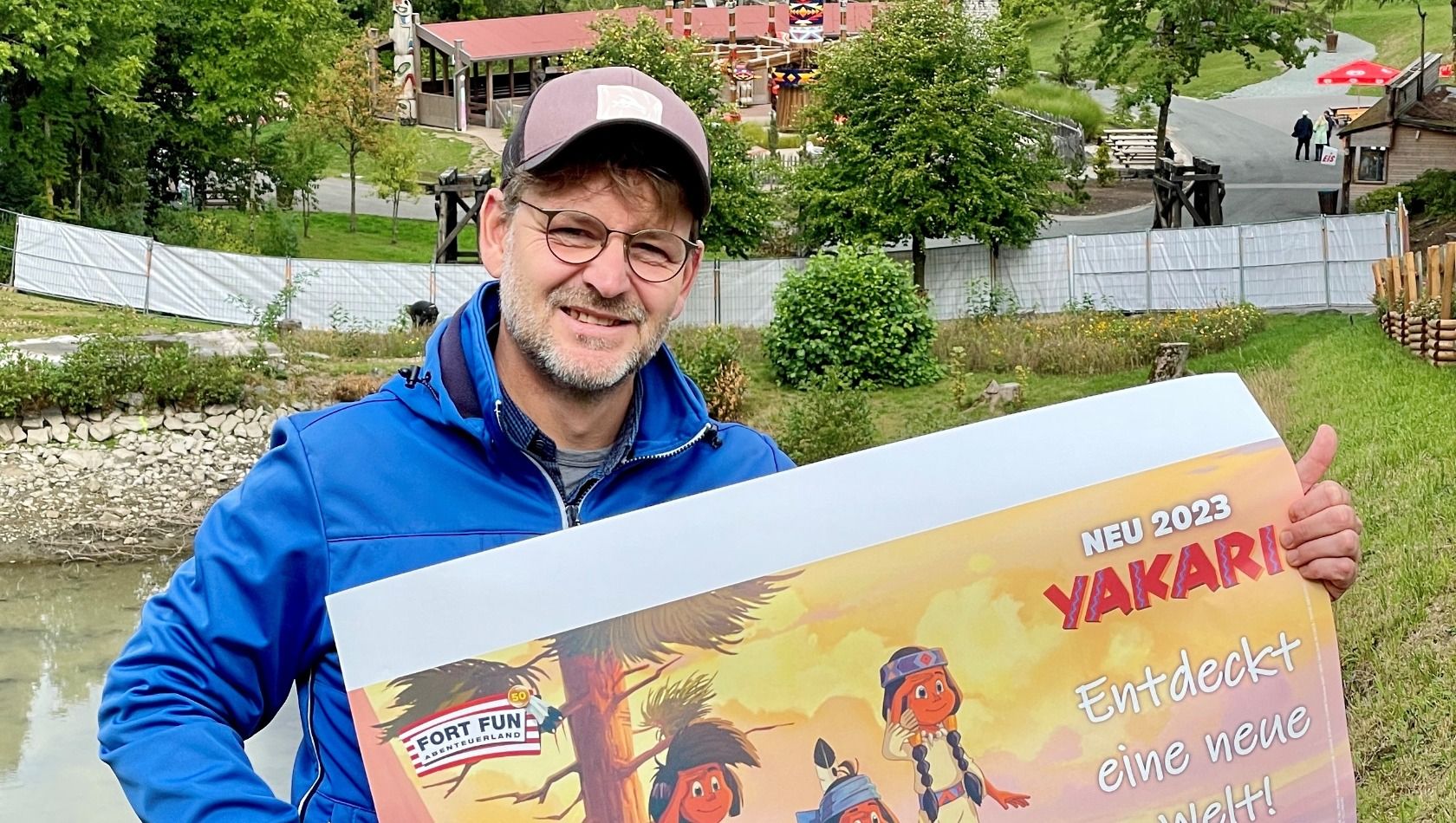 Andreas Sievering, Geschäftsführer des Fort Fun Abenteuerland, mit einem Werbebanner zum neuen Themenbereich