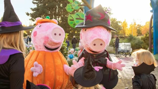 Peppa und Schorsch in ihrem Halloween-Kostüm im Heide Park