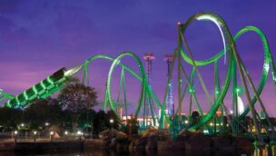Der The Incredible Hulk Coaster in den Universal Studios Orlando bei Dämmerung