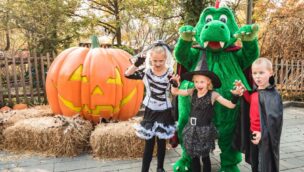 Maskottchen und Kinder zu Halloween im LEGOLAND Deutschland