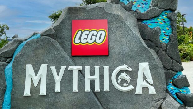 Steine mit "LEGO MYTHICA" im LEGOLAND Deutschland
