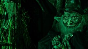 Die Figur eines Zauberer zum Kinder-Halloween im Movie Park Germany