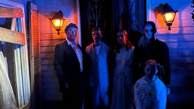 Schaurige Familie Mayfield zu Halloween 2022 im Movie Park Germany