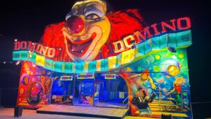 Das Kirmesgeschäft Domino im Eifelpark zu Halloween 2022