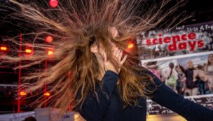 Ein Kind mit abstehenden Haaren bei den Science Days im Europa-Park