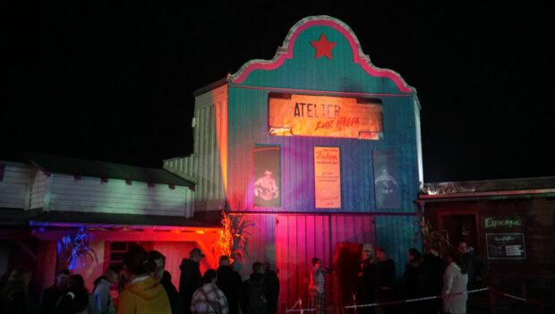 Eingang zum "Atelier zur Hölle" im Fort Fear Horrorland 2022 im Fort Fun Abenteuerland
