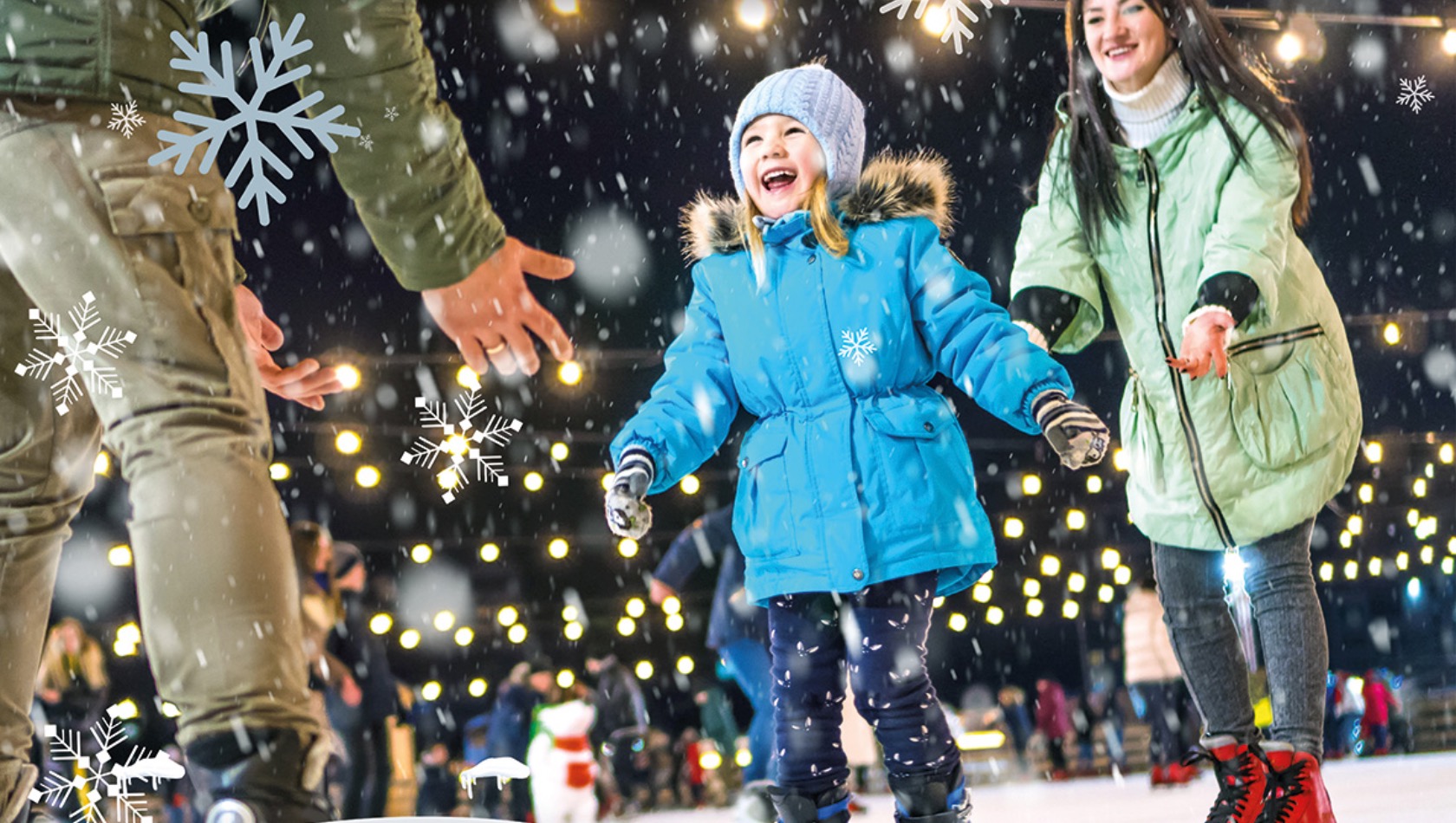 Eine Familie mit Kind beim Winter-Event im Holland-Park