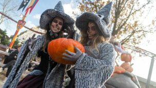 Hexen zu Halloween im Plopsaland De Panne