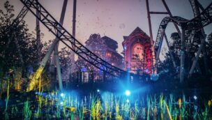 Der Tomorrowland-Themenbereich im Plopsaland De Panne bei Dämmerung