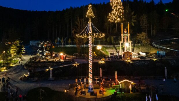 Beleuchtetes Kettenkarussell im Edelwies Natur- und Freizeitpark