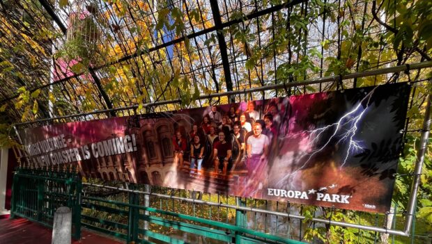 Ein Banner des Europa-Park gibt Ausblick auf die neue Achterbahn