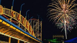 Eingang der Achterbahn Galaxi und ein Feuerwerk im Joyland Amusement Park