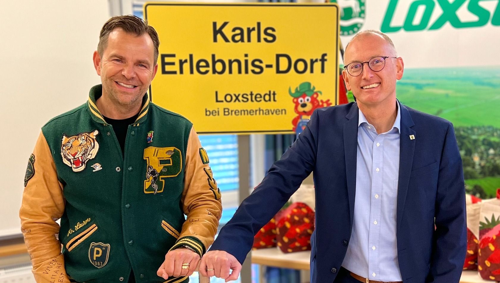 Robert Dahl und der Bürgermeister von Loxstedt beim Abschluss der Planungen des Erlebnis-Dorf Loxstedt