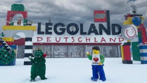 Der Eingang des LEGOLAND Deutschland im Winter