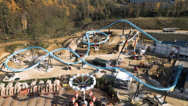 Luftbild des "Mythica Coaster" im LEGOLAND Deutschland