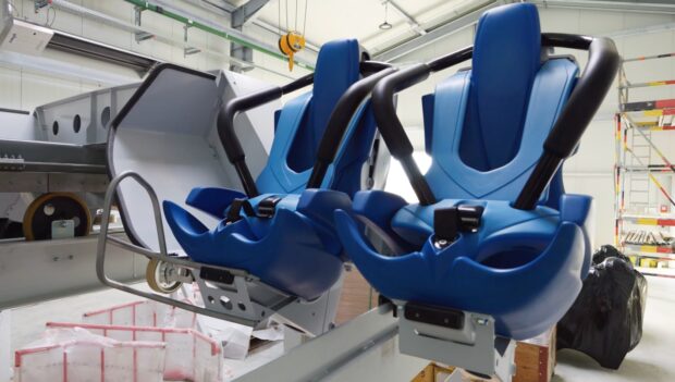 Die Sitze des "Mythica Coaster" im LEGOLAND Deutschland