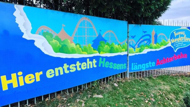 Schilder kündigen die Entstehung der längsten Achterbahn in Hessen im Taunus Wunderland an