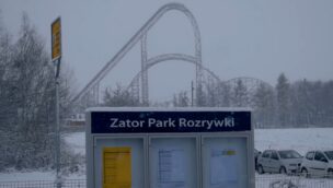 Schild des Bahnhofs Zator Park Rozriwky nahe Energylandia