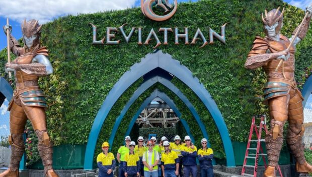 Bauarbeiter vor dem Portal von "Leviathan" in Sea World Gold Coast