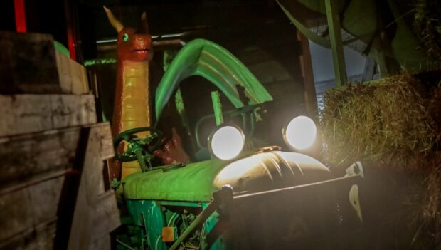 Ein Traktor mit Drache bei "Drachen Magic" im Magic Park Verden