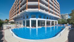 Hotel Medplaya Piramide Salou mit Pool von PortAventura World