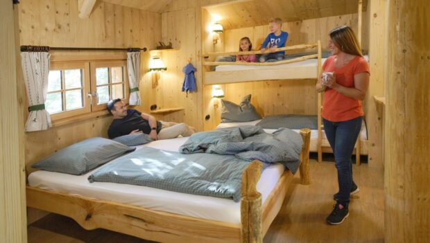 Ein Schlafzimmer im Baumhaus im Natur-Resort Tripsdrill
