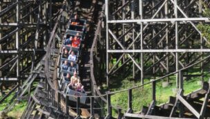 Die Holzachterbahn Megafobia im Oakwood Theme Park