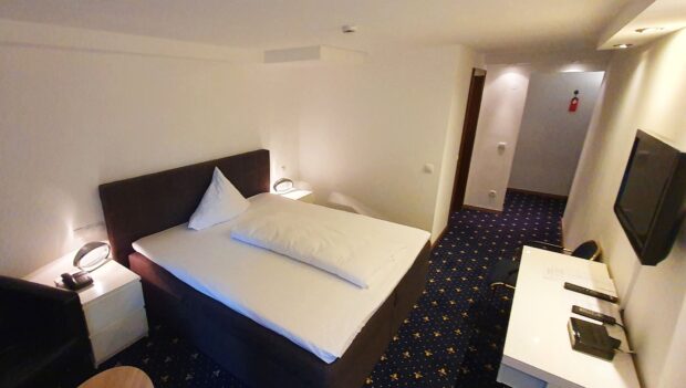 Zimmer im "Naturpark Hotel am Ebnisee" mit Bett und TV